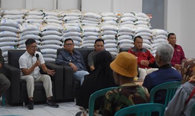 PJ Wali Kota Sukabumi Serahkan Bantuan Pangan Beras kepada 1.070 KPM di Kelurahan Limusnunggal