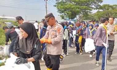 Polsek Gebang Laksanakan Baksos Bersih-bersih di TPS Liar dan Edukasi Lingkungan