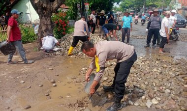 Polri Peduli, Polsek Gebang Laksanakan Baksos Bersama Warga Perbaiki Jalan Rusak