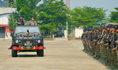 Wadankorbrimob Pimpin Upacara Penutupan Latpraops dan Pemberangkatan Pasukan BKO Polda Papua