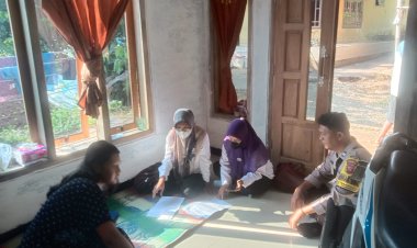 Bhabinkamtibmas Dampingi Bidan Desa, Cek Warganya Yang Kena DBD