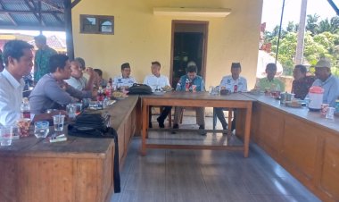 Kapolsek Kaur Tengah Mediasi Kesalahpahaman Antara Wartawan Dengan APDESI