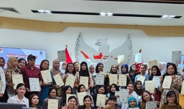 Ikut Kelas Menabung, Sejumlah PMI Terima Sertifikat dari Atnaker KBRI di Singapura