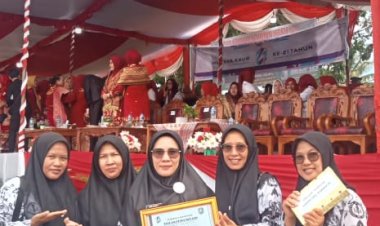 Bupati Berikan Penghargaan Kepada SDN 6 Kaur Sebagai Sekolah Terbaik