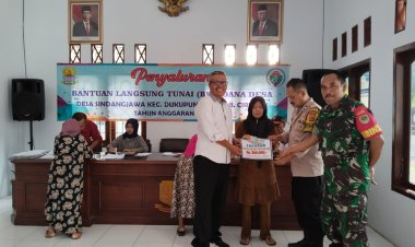 Pastikan Aman, Bhabinkamtibmas Polsek Dukupuntang Kawal Penyaluran BLT DD