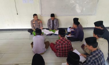 Jalin Silaturahmi Kamtibmas, Polsek Pabedilan Gelar Jum'at Curhat di Pondok Pesantren