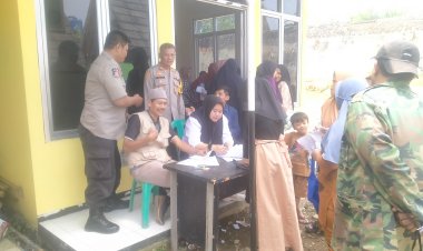 Kapolsek Sukaraja Turun Langsung Pengawasan Penyaluran Beras Bansos