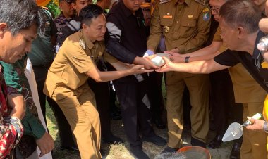 Bupati Kaur Laksanakan Peletakan Batu Pertama Pembangunan Gereja