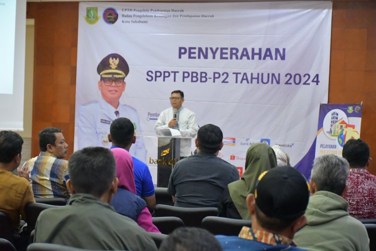 Pj Wali Kota Sukabumi Serahkan SPPT PBB-P2 Secara Simbolis