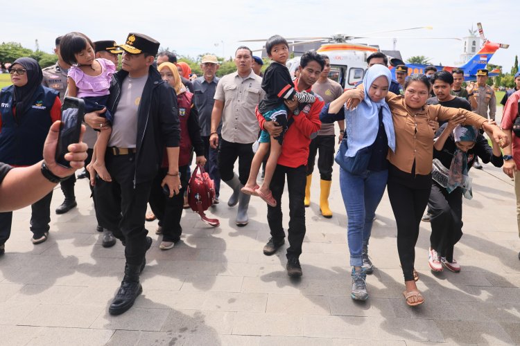 Kapolda Sulsel Pimpin Evakuasi Ibu Hamil dan Salurkan Bantuan Via Udara di Luwu