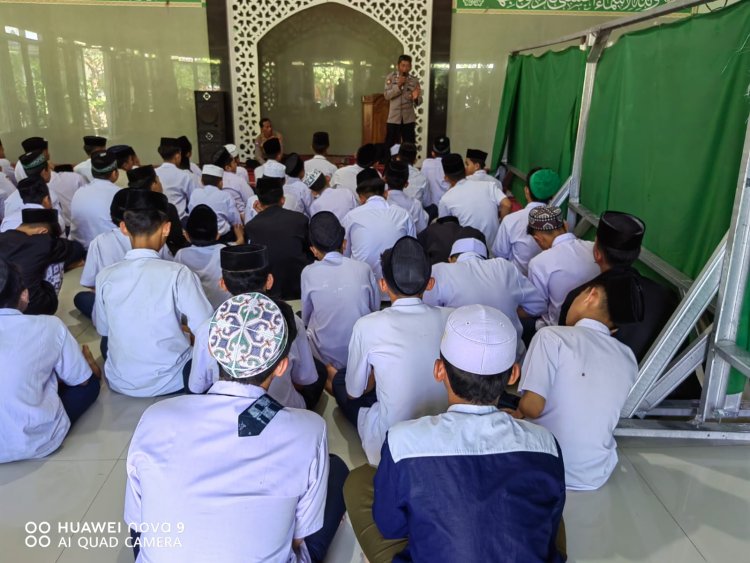 Police Goes To School, Polsek Pabedilan Berikan Pembinaan di Pesantren Nurul Hayah 2