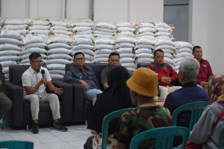 PJ Wali Kota Sukabumi Serahkan Bantuan Pangan Beras kepada 1.070 KPM di Kelurahan Limusnunggal