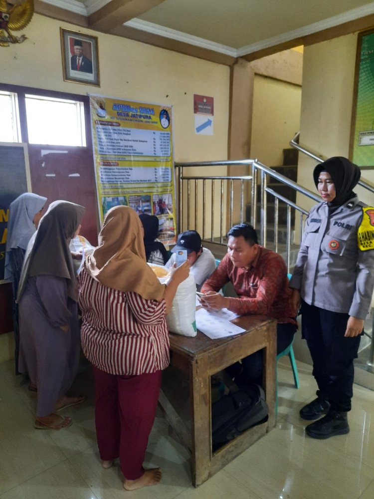 Bhabinkamtibmas Polsek Susukan Monitoring Penyaluran Bansos