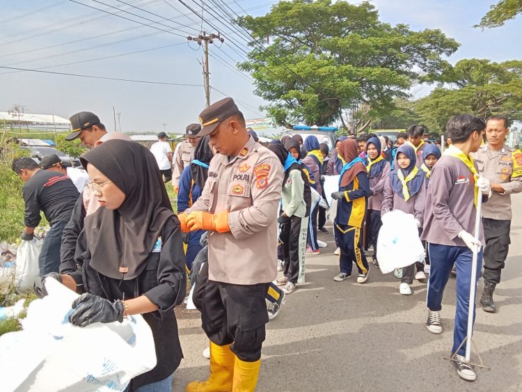 Polsek Gebang Laksanakan Baksos Bersih-bersih di TPS Liar dan Edukasi Lingkungan