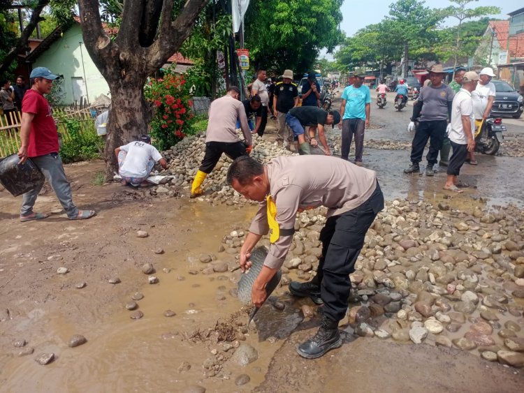 Polri Peduli, Polsek Gebang Laksanakan Baksos Bersama Warga Perbaiki Jalan Rusak