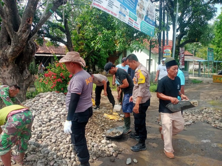 Polri Peduli, Polsek Gebang Laksanakan Baksos Bersama Warga Perbaiki Jalan Rusak