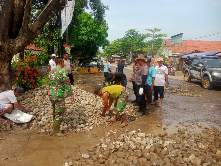 Polri Peduli, Polsek Gebang Laksanakan Baksos Bersama Warga Perbaiki Jalan Rusak