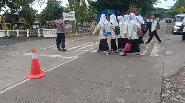 Berikan Pelayanan Prima Kepada Warga, Polsek Karangsambung Gelar Gatur Lalin