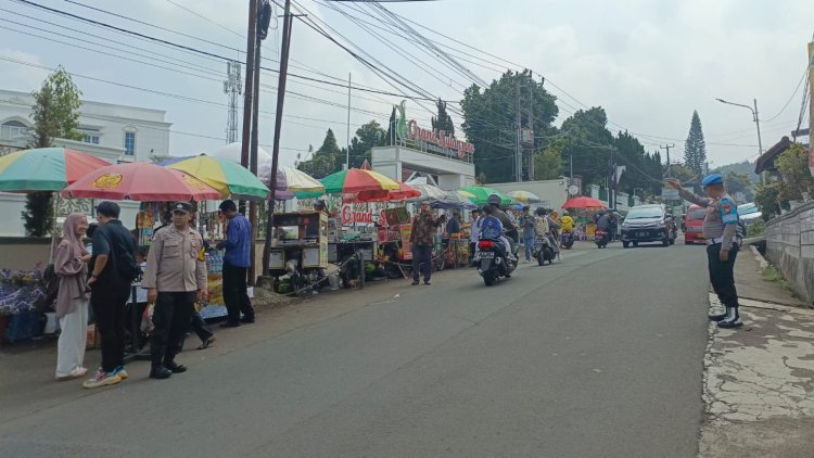 Cegah Kemacetan Anggota Polsek Sukabumi Lakukan Pengamanan Kegiatan Masyarakat