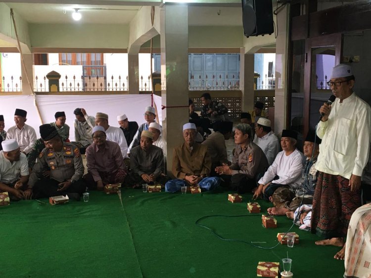 Wujudkan Rasa Nyaman Warga, Polsek Arjawinangun Kawal Calon Jemaah Haji