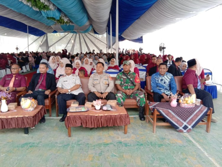 Sinergitas TNI -Polri, Bhabinkamtibmas dan Babinsa Hadiri Pelepasan Siswa Lulusan SMAN 1 Susukan