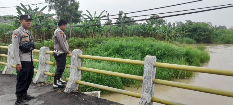 Antisipasi Bencana Alam, Polsek Babakan Kontrol Debit Air Sungai