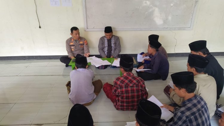 Jalin Silaturahmi Kamtibmas, Polsek Pabedilan Gelar Jum'at Curhat di Pondok Pesantren