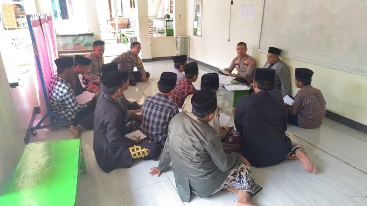 Jalin Silaturahmi Kamtibmas, Polsek Pabedilan Gelar Jum'at Curhat di Pondok Pesantren