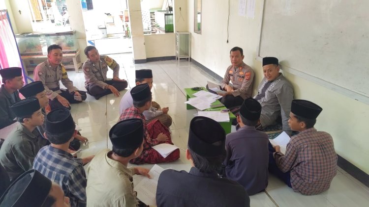 Jalin Silaturahmi Kamtibmas, Polsek Pabedilan Gelar Jum'at Curhat di Pondok Pesantren