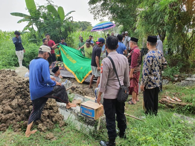 Peduli Dengan Sesama, Bhabinkamtibmas Polsek Pangenan Takziah Kepada Warga