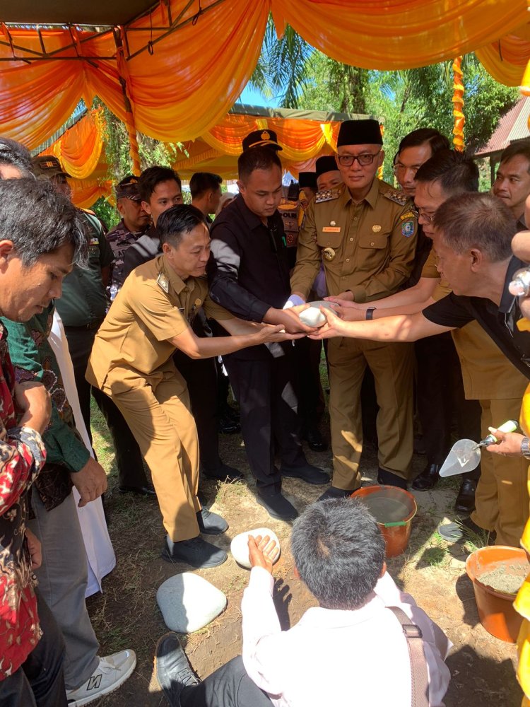 Bupati Kaur Laksanakan Peletakan Batu Pertama Pembangunan Gereja