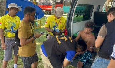 Tourist Police Polres Pesisir Barat Bantu Atlit Surfing Alami Cedera