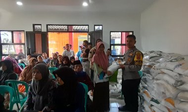 Bhabinkamtibmas Monitoring Penyaluran Beras Bantuan Pangan Pemerintah Di Desa Binaannya