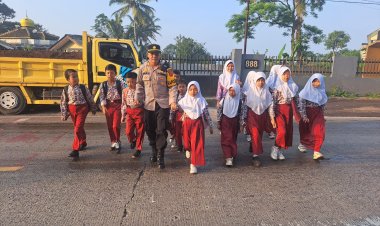 Berikan Pelayanan Prima Kepada Warga, Kapolsek Laksanakan Gatur Lalin