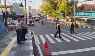 Berikan Pelayanan Prima Kepada Warga, Polsek Cikole Laksanakan Gatur Lalin