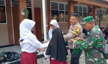 Bhabinkamtibmas dan Babinsa Desa Pasir halang Kompak Ajarkan Pelatihan Upacara Bendera Kepada Siswa SD
