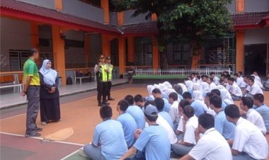 Wakapolsek Cempaka Putih Pimpin Giat “Police Goes To School”