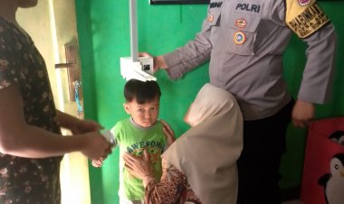 Tekan Angka Stunting, Bhabinkamtibmas Polsek Sukalarang Lakukan Pendampingan Di Posyandu