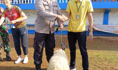 Polsek Sukalarang Hadiri Penyerahan Hewan Kurban dari PT.GSl ll Sukabumi