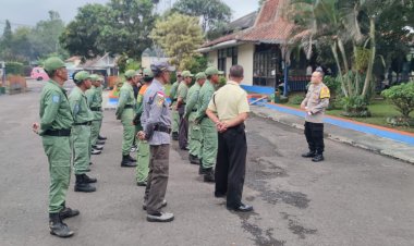 Tingkatkan Kemampuan,Polsek Sukaraja Berikan Pelatihan Anggota Linmas