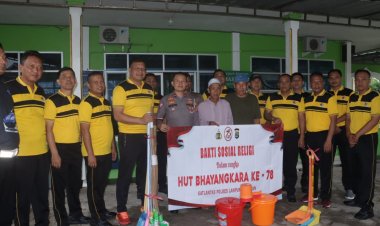 Polres Lampung Selatan Bhakti Sosial Bersih-Bersih Masjid Baitun Nur Sukajaya