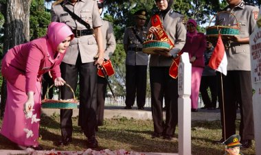 Dalam Rangka HUT Bhayangkara ke-78, Polda Jabar Gelar Ziarah Rombongan dan Tabur Bunga