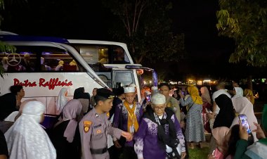Bupati  Kaur Sambut Kepulangan Jemaah Haji ,di Mesjid Agung Al Kahfi Bintuhan