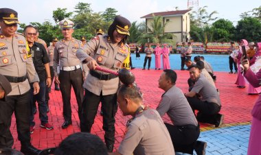 Kapolres Pesawaran Pimpin Upacara Kenaikan Pangkat Baru 14 Personil