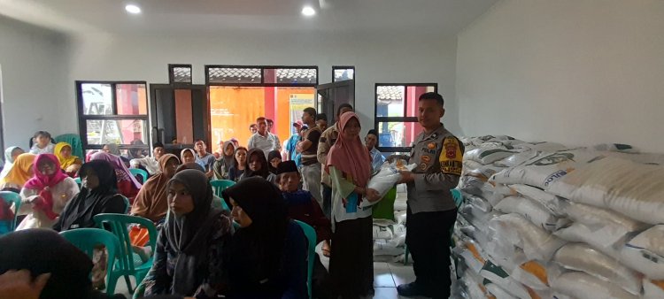 Bhabinkamtibmas Monitoring Penyaluran Beras Bantuan Pangan Pemerintah Di Desa Binaannya