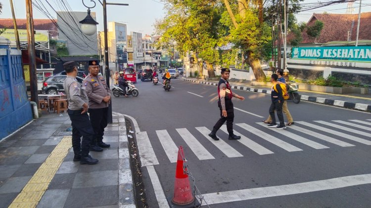 Berikan Pelayanan Prima Kepada Warga, Polsek Cikole Laksanakan Gatur Lalin