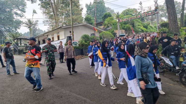 Bhabinkamtibmas Bersama Babinsa Amankan Jalannya Kegiatan Pawai