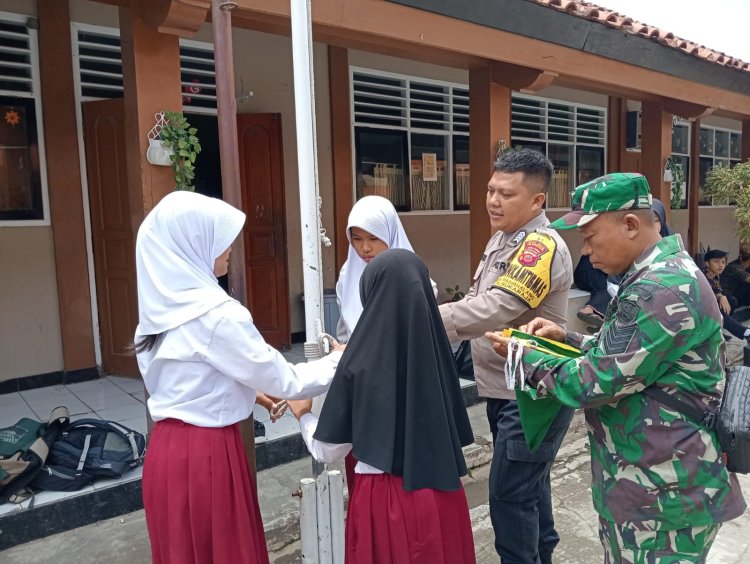Bhabinkamtibmas dan Babinsa Desa Pasir halang Kompak Ajarkan Pelatihan Upacara Bendera Kepada Siswa SD