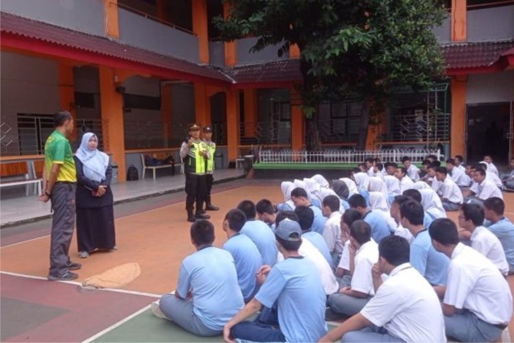 Wakapolsek Cempaka Putih Pimpin Giat “Police Goes To School”