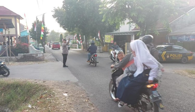 Polsek Sedong Polresta Cirebon Giat Pengaturan Lalulintas di Pertigaan Pasar Sedong